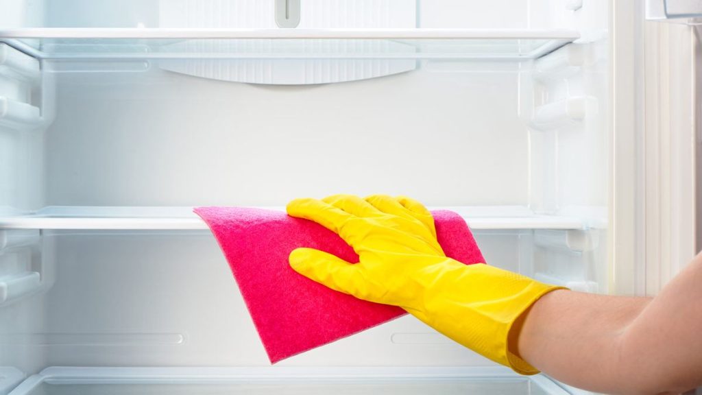 How to Deep Clean your Fridge